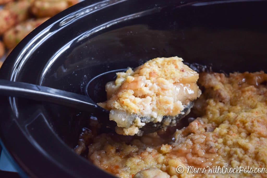 Crockpot Apple Dump Cake wird serviert