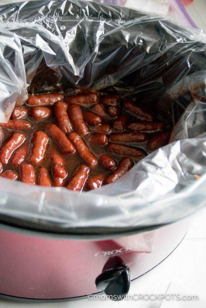 Ein Klassiker aus dem Slow Cooker! Holen Sie sich dieses Crockpot-Rezept für BBQ Little Smokies mit Traubengelee! 